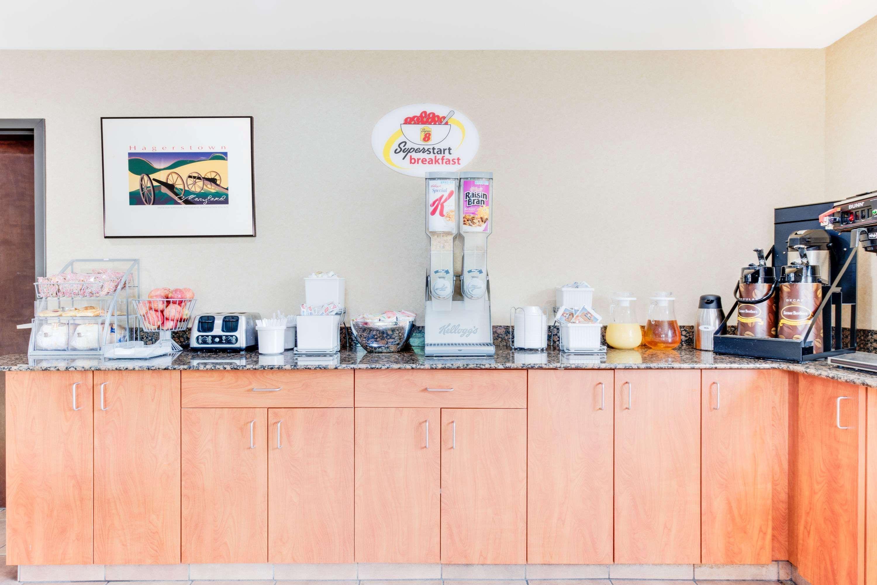 Super 8 By Wyndham Hagerstown I-70 Motel Екстериор снимка