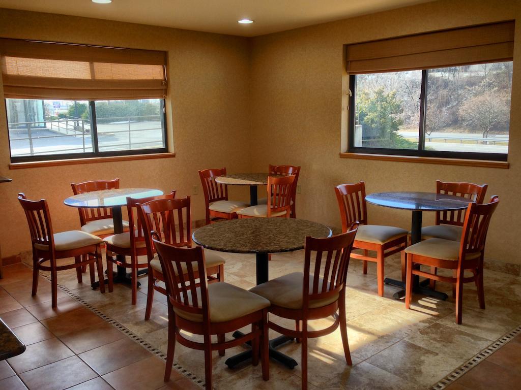 Super 8 By Wyndham Hagerstown I-70 Motel Екстериор снимка